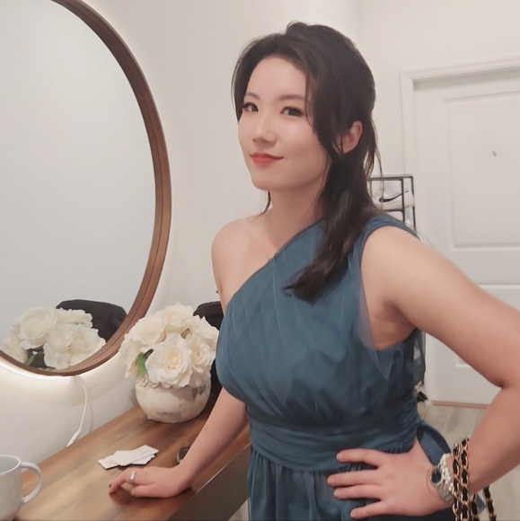 Meet your Posher, Ahyeon - Picture 1 of 3